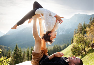 acroyoga- paar- natur-outdoors