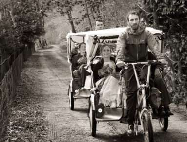 Bride-arriving-to-the-wedding-in-a-Rickshaw