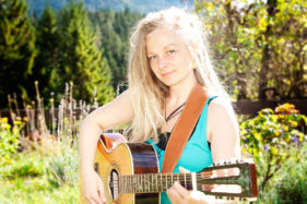 woman-portrait-guitar